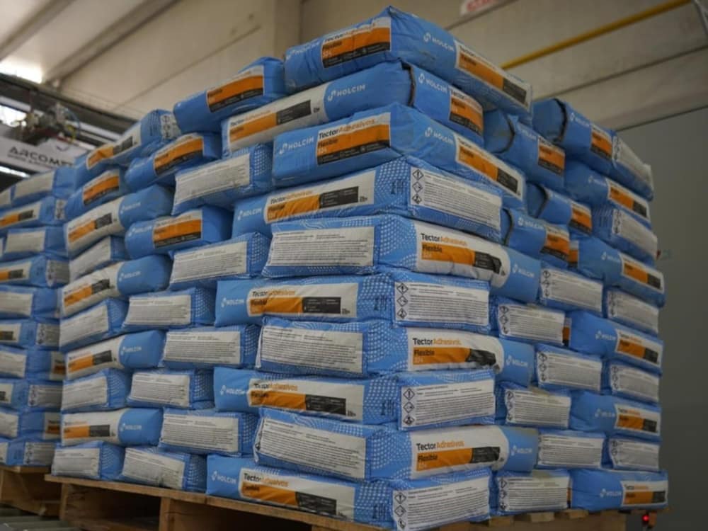 Bolsas de pegamento apiladas sobre pallets bajo techo